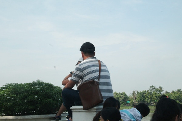 Hàng ngàn người dân 'đội nắng' xem đua thuyền ở Bình Dương ảnh 3