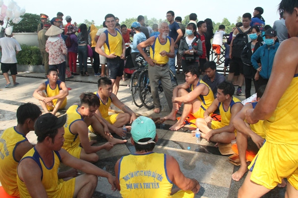 Hàng ngàn người dân 'đội nắng' xem đua thuyền ở Bình Dương ảnh 12