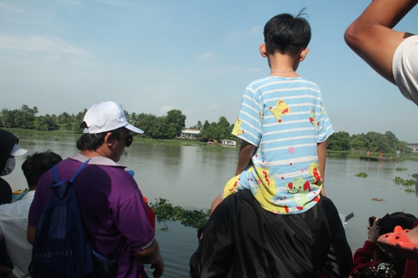 Hàng ngàn người dân 'đội nắng' xem đua thuyền ở Bình Dương ảnh 4