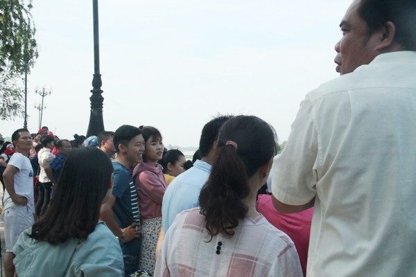 Hàng ngàn người dân 'đội nắng' xem đua thuyền ở Bình Dương ảnh 1