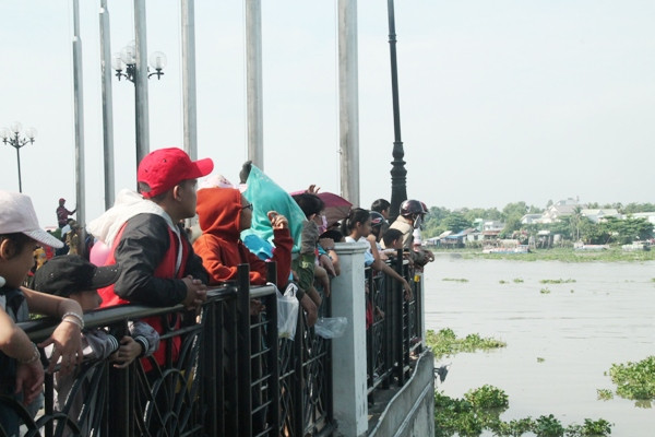 Hàng ngàn người dân 'đội nắng' xem đua thuyền ở Bình Dương ảnh 7