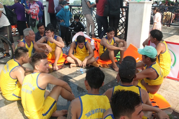 Hàng ngàn người dân 'đội nắng' xem đua thuyền ở Bình Dương ảnh 10