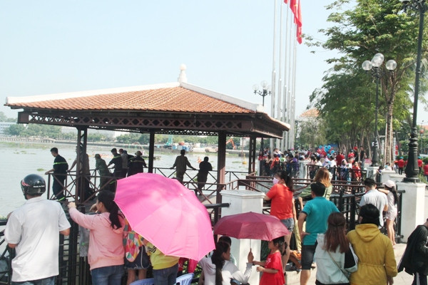 Hàng ngàn người dân 'đội nắng' xem đua thuyền ở Bình Dương ảnh 5