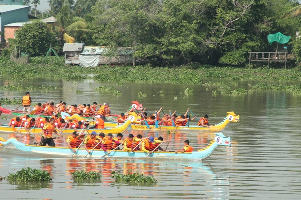 Hàng ngàn người dân 'đội nắng' xem đua thuyền ở Bình Dương ảnh 9