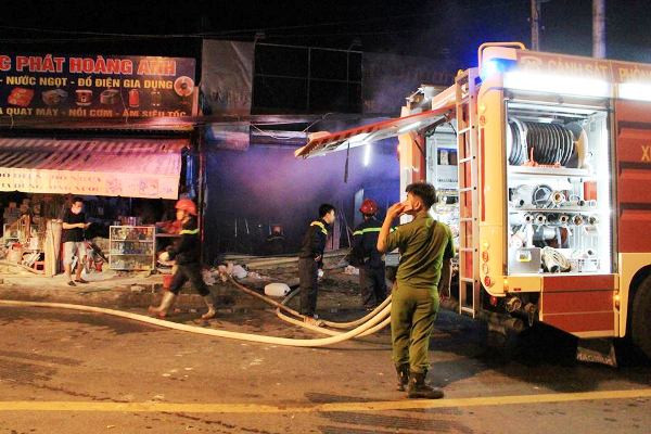 Ba ki ốt phát cháy trong đêm, cả khu phố náo loạn ảnh 1