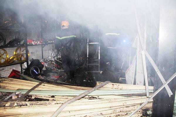 Ba ki ốt phát cháy trong đêm, cả khu phố náo loạn ảnh 5