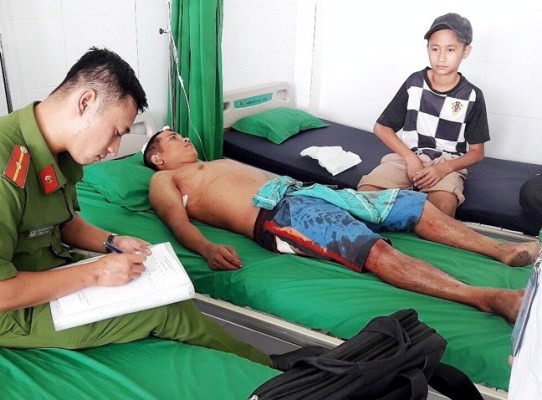 Truy đuổi kẻ trộm gương ô tô, hai người dân bị đâm gục giữa đường ảnh 2