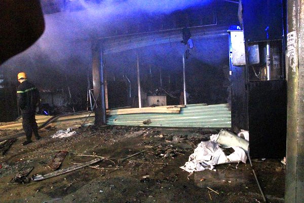 Ba ki ốt phát cháy trong đêm, cả khu phố náo loạn ảnh 4