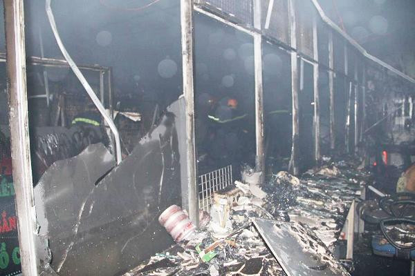 Ba ki ốt phát cháy trong đêm, cả khu phố náo loạn ảnh 3