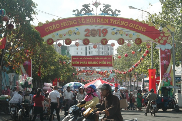 Bạn trẻ đội nắng tình nguyện Rằm tháng Giêng ảnh 7