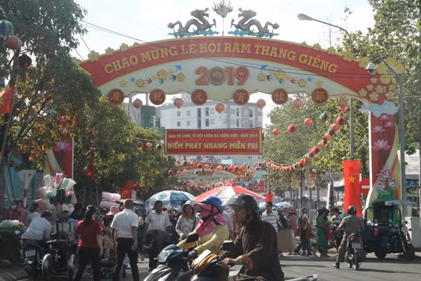 Bạn trẻ đội nắng tình nguyện Rằm tháng Giêng ảnh 7
