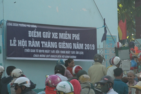 Bạn trẻ đội nắng tình nguyện Rằm tháng Giêng ảnh 6