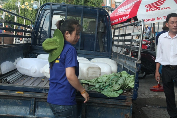 Bạn trẻ đội nắng tình nguyện Rằm tháng Giêng ảnh 1