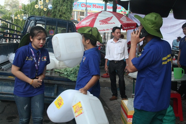 Bạn trẻ đội nắng tình nguyện Rằm tháng Giêng ảnh 2