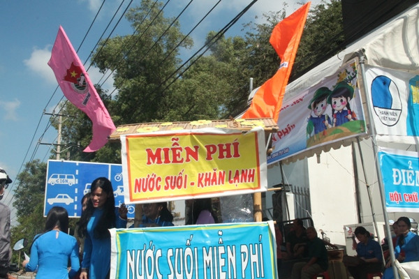 Bạn trẻ đội nắng tình nguyện Rằm tháng Giêng ảnh 9