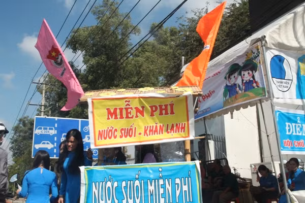 Bạn trẻ đội nắng tình nguyện Rằm tháng Giêng ảnh 9