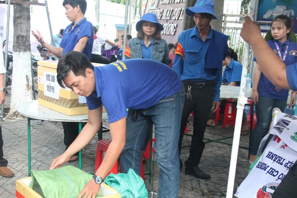 Bạn trẻ đội nắng tình nguyện Rằm tháng Giêng ảnh 4