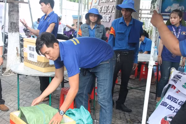 Bạn trẻ đội nắng tình nguyện Rằm tháng Giêng ảnh 4