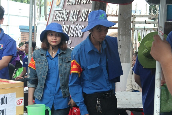 Bạn trẻ đội nắng tình nguyện Rằm tháng Giêng ảnh 3