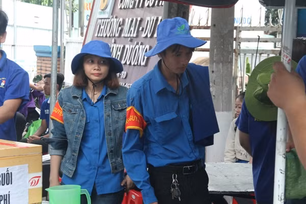 Bạn trẻ đội nắng tình nguyện Rằm tháng Giêng ảnh 3