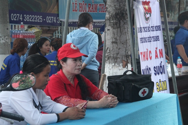 Bạn trẻ đội nắng tình nguyện Rằm tháng Giêng ảnh 5