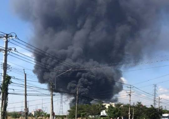 Cháy lớn thiêu rụi 2000 m2 nhà xưởng chứa mút xốp ảnh 1