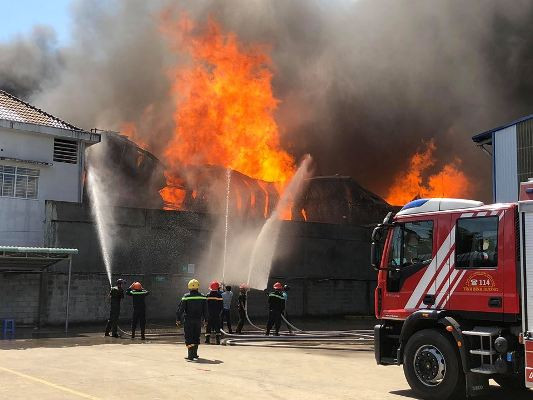 Cháy lớn thiêu rụi 2000 m2 nhà xưởng chứa mút xốp ảnh 3