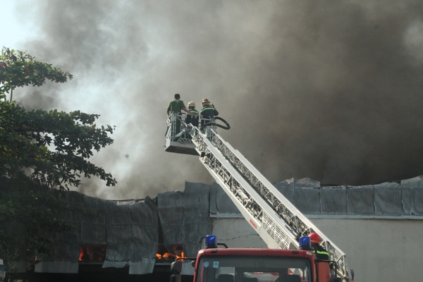 Công ty giày, dép bốc cháy dữ dội ở Bình Dương ngày cận tết ảnh 6