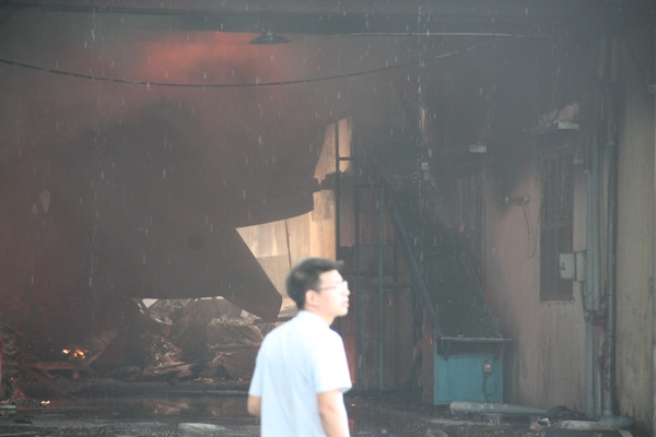 Công ty giày, dép bốc cháy dữ dội ở Bình Dương ngày cận tết ảnh 7