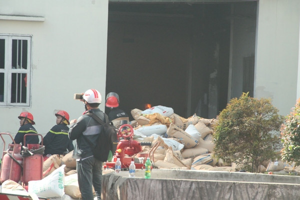 Công ty giày, dép bốc cháy dữ dội ở Bình Dương ngày cận tết ảnh 5