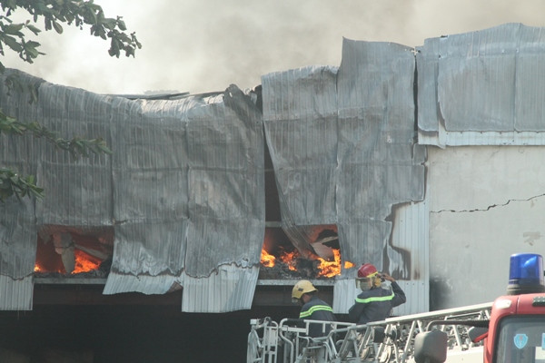 Công ty giày, dép bốc cháy dữ dội ở Bình Dương ngày cận tết ảnh 4