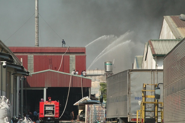 Công ty giày, dép bốc cháy dữ dội ở Bình Dương ngày cận tết ảnh 2