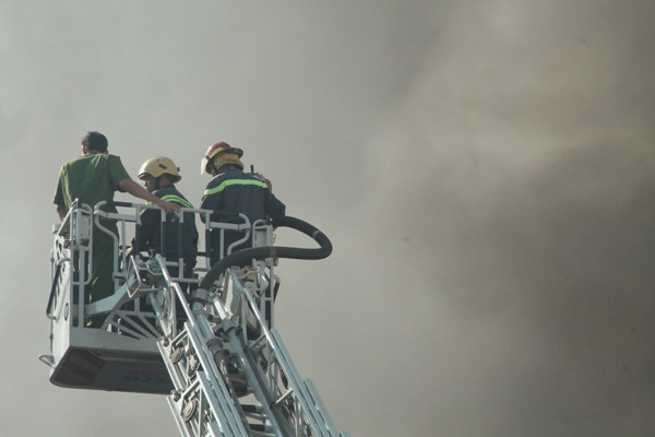 Công ty giày, dép bốc cháy dữ dội ở Bình Dương ngày cận tết ảnh 3