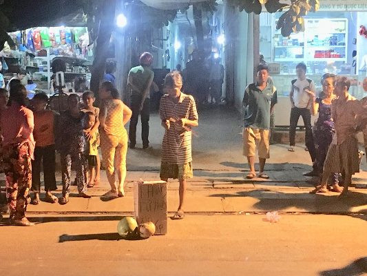 Mẹ ngất lịm khi phát hiện con trai treo cổ trong phòng ảnh 1