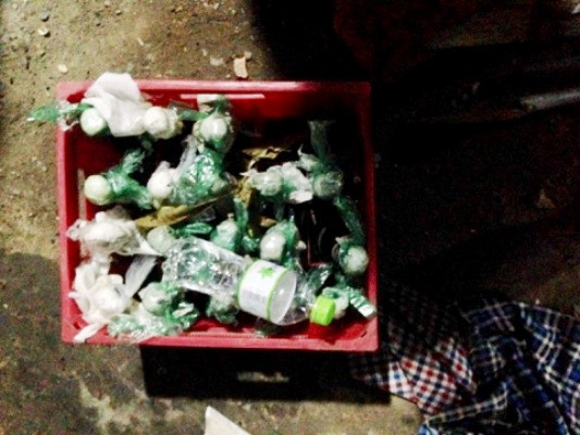 Phát hiện súng, bom xăng và nhiều mã tấu trong quán karaoke ảnh 1