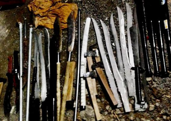 Phát hiện súng, bom xăng và nhiều mã tấu trong quán karaoke ảnh 2