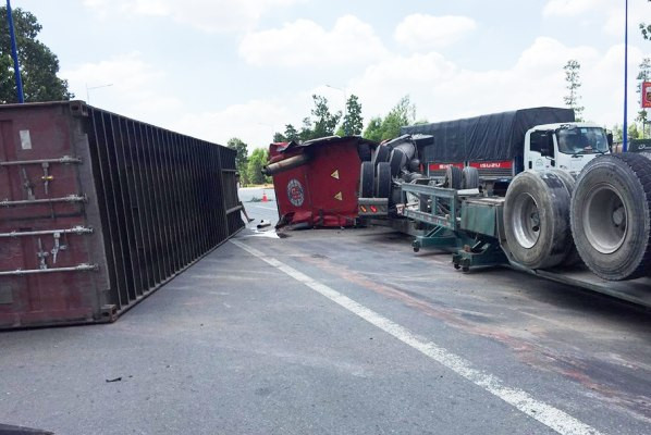 Xe container bất ngờ lật ngửa, nhiều người thoát chết ảnh 4