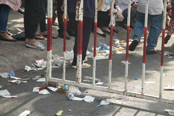 Rác thải ngập đường tại Lễ hội Rằm tháng Giêng ảnh 6