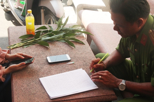 Bị bắt khi đang giở trò 'hai ngón' với phật tử tại chùa Bà Thiên Hậu ảnh 2