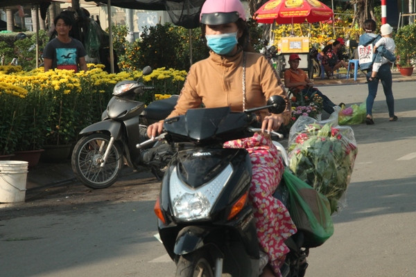 Người dân chen nhau mua hoa kiểng xả hàng ngày 30 Tết ảnh 7