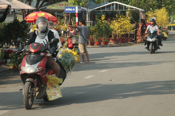 Người dân chen nhau mua hoa kiểng xả hàng ngày 30 Tết ảnh 6