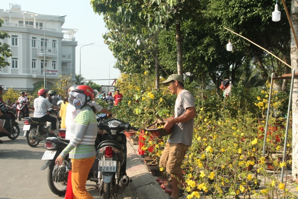Người dân chen nhau mua hoa kiểng xả hàng ngày 30 Tết ảnh 5