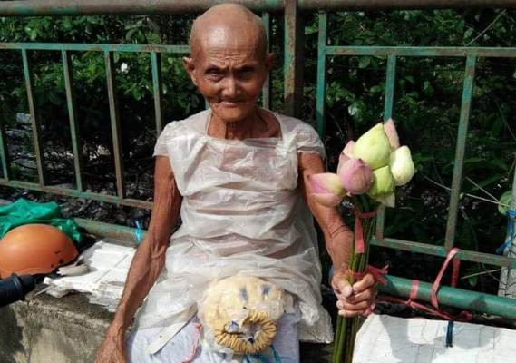 Cụ ông 85 tuổi và gánh hoa sen ấn tượng chiều 30 tết ảnh 2