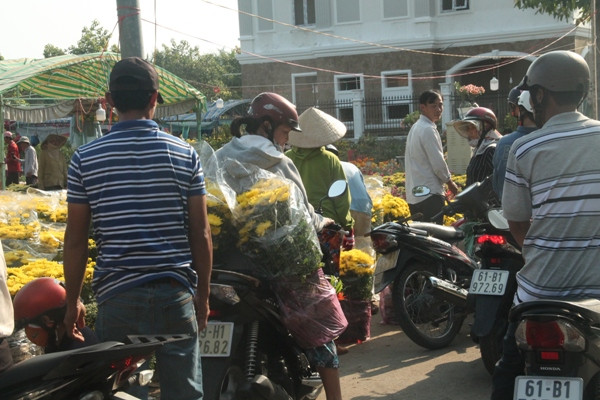 Người dân chen nhau mua hoa kiểng xả hàng ngày 30 Tết ảnh 1