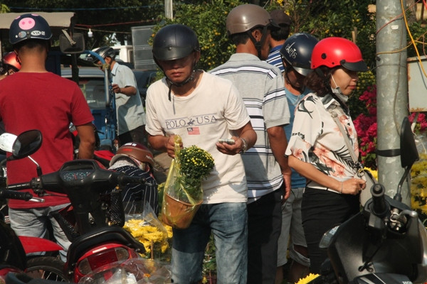 Người dân chen nhau mua hoa kiểng xả hàng ngày 30 Tết ảnh 2