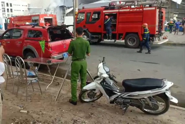 Kho hàng phát cháy dữ dội, nhiều container bị thiêu rụi ảnh 2