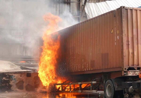 Kho hàng phát cháy dữ dội, nhiều container bị thiêu rụi ảnh 4