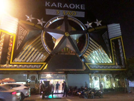 Đột kích quán karaoke, 33 người dương tính ma túy cùng nhiều hung khí ảnh 1