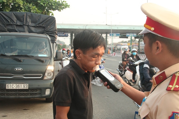 CSGT Bình Dương ra quân ngày ông Táo, nhiều tài xế vượt quá nồng độ cồn ảnh 3
