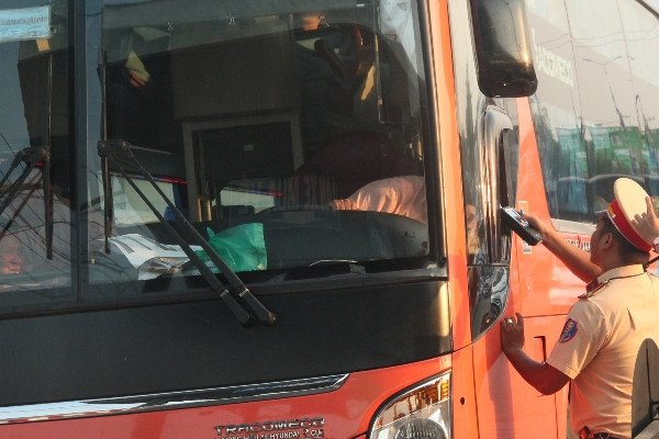 CSGT Bình Dương ra quân ngày ông Táo, nhiều tài xế vượt quá nồng độ cồn ảnh 1